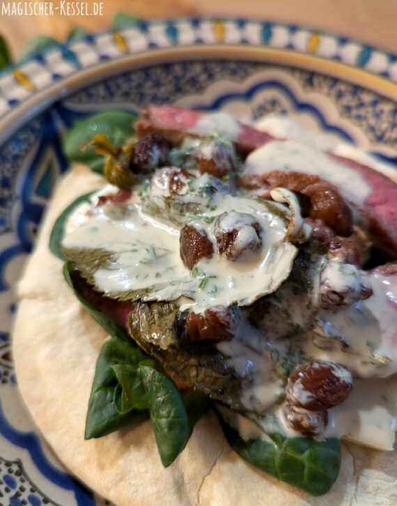 Pita-Brot mit Fleisch, Salat und Tahini-Sauce