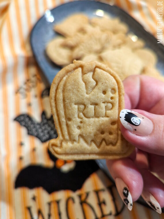 Selbstgemachte, geprägte Butterkekse zu Halloween