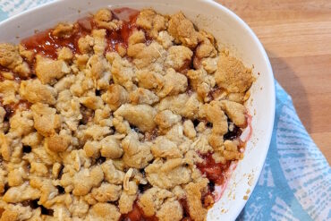 Rezept für Pflaumen-Apfel-Crumble - ein schneller und köstlicher Streuselkuchen. Perfekt zu Vanilleeis!